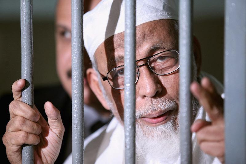 Radical Islamic cleric Abu Bakar Bashir is seen behind bars before his hearing verdict at the South Jakarta District Court in Jakarta, Indonesia on June 16, 2011. (Dimas Ardian/Getty Images)