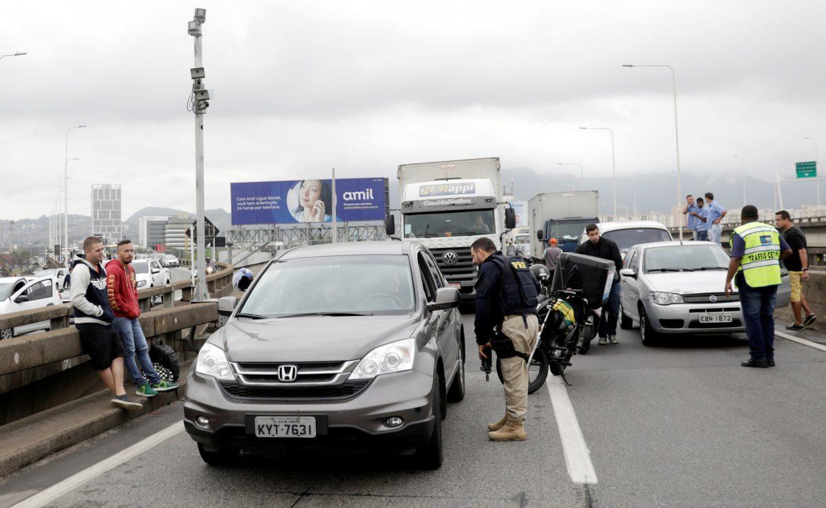 A federal police officer blocks the Rio-Niteroi Bridge, where armed police surrounded a hijacked passenger bus in Rio de Janeiro, Brazil on Aug. 20, 2019. (Ricardo Moraes/Reuters)