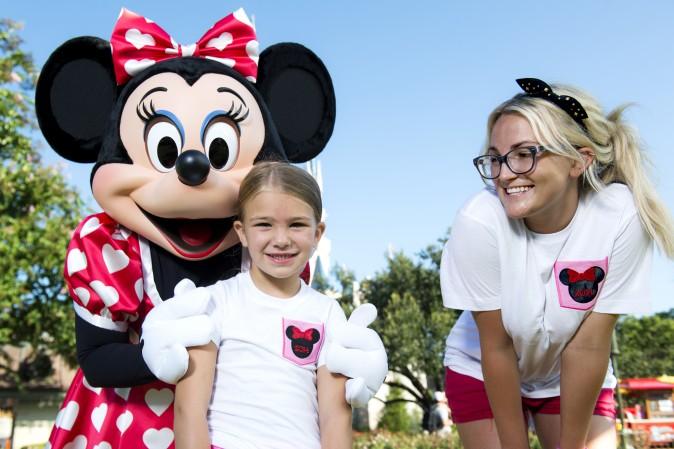 Actress and country music artist Jamie Lynn Spears with her six-year-old daughter Maddie and Minnie Mouse in front of Cinderella Castle at the Magic Kingdom park. (Chloe Rice/Disney Parks via Getty Images)