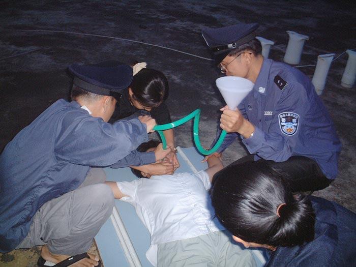 Reenactment of force-feeding. (Courtesy of Minghui.org)