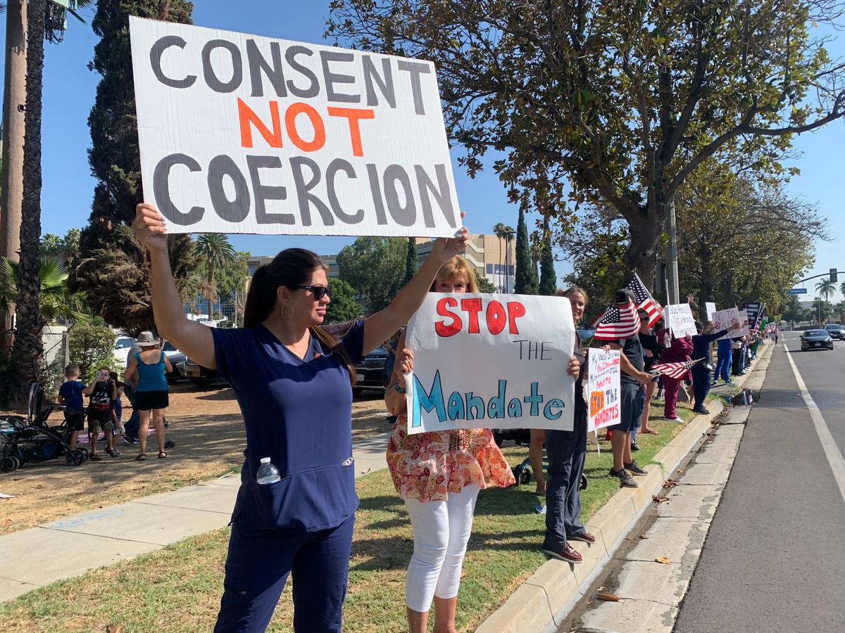 More than 400 medical professionals in Southern California rallied outside Riverside Community Hospital on Aug. 9 to protest the state’s requirement that all health workers be fully vaccinated against COVID-19. (Linda Jiang/The Epoch Times)
