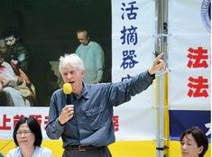 David Kilgour addresses a rally in Hong Kong on July 21, 2013. Kilgour, who had traveled to the city to raise awareness about organ pillaging in China, found cause for both hope and concern regarding the conditions for freedom there. (Minghui.org)