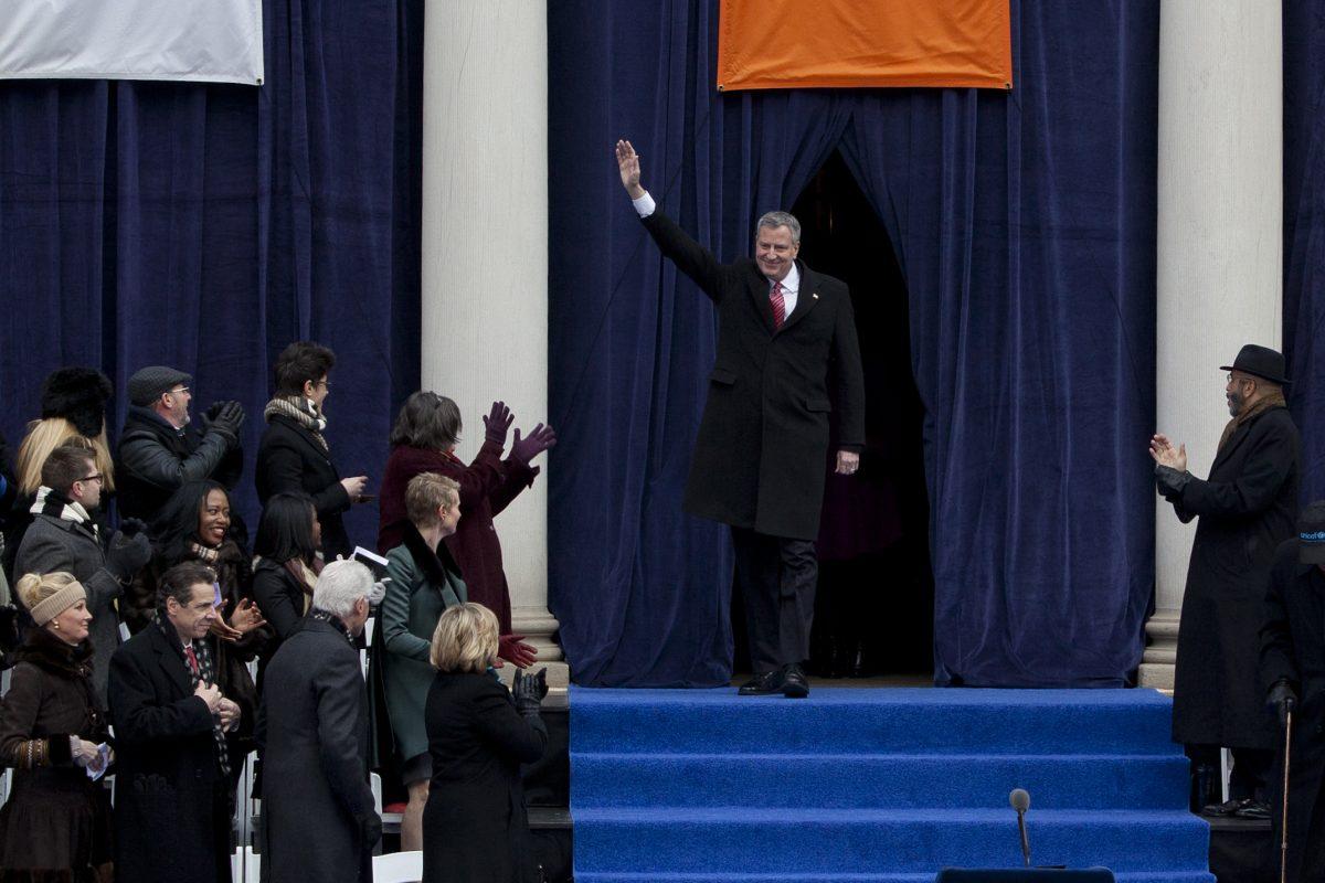 Mayor Bill de Blasio waves to the crowd at the inauguration ceremony at New York City Hall on Jan. 1, 2014. (Samira Bouaou/Epoch Times)