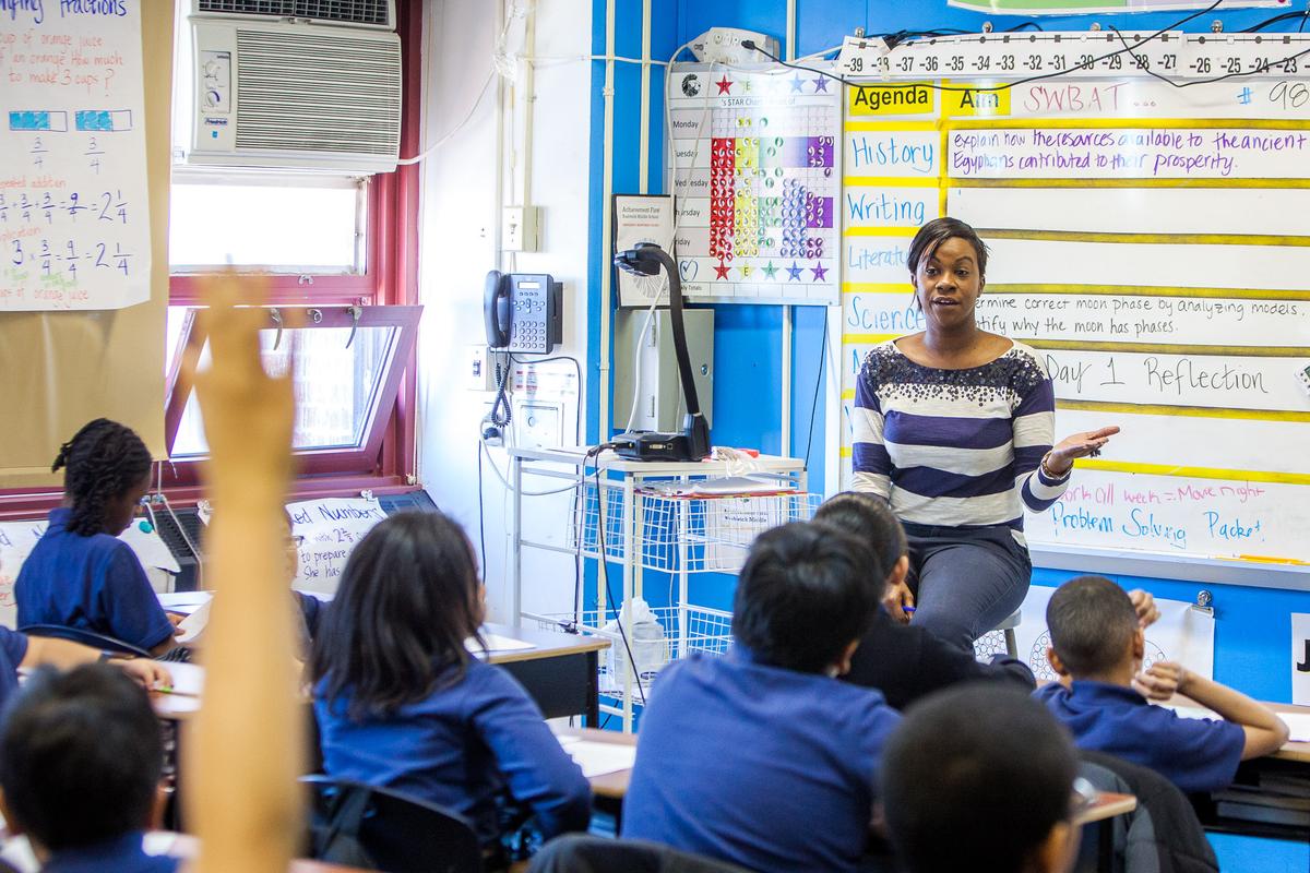 Zakia Cox teaches fifth-grade homeroom class at Achievement First Bushwick charter school in Brooklyn, Jan 30. (Petr Svab/Epoch Times)