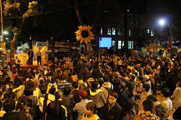 David Kilgour (on stage, R) stands with Taiwanese student demonstrators outside Legislative Yuan, Taipei, on April 8, 2014. Students have been occupying the Yuan for three weeks, protesting a controversial trade pact with China. (Courtesy of David Kilgour)
