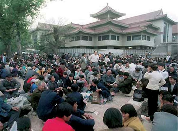 Falun Gong practitioners near Zhongnanhai on April 25, 1999. (Photo courtesy Minghui.org)