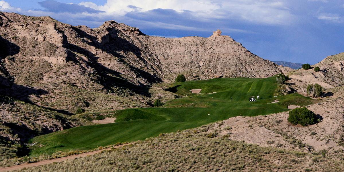 Rocky backgrounds meet sweet greens at Black Mesa Gold Course near Santa Fe, New Mexico (Maureen A. Vaccaro)