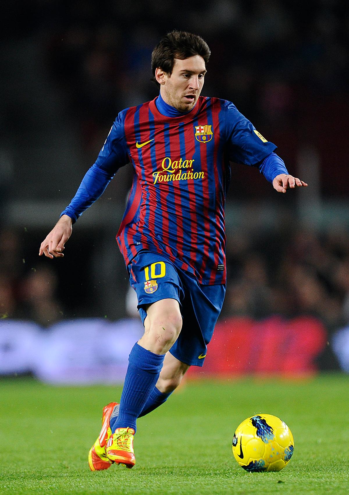 Lionel Messi of FC Barcelona runs with the ball during the La Liga match between FC Barcelona and Rayo Vallecano at Camp Nou on November 29, 2011 in Barcelona, Spain. Barcelona won 4-0. (Photo by David Ramos/Getty Images)