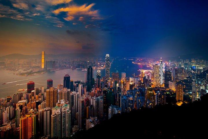A view from Victoria Peak, a mountain in the western half of Hong Kong Island. (CoolBieRe)