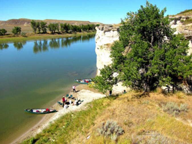  Lunch by the canoes on the Missouri River. (Laurie Gough, Go Nomad)