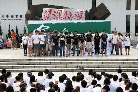 Student representatives speak on stage at a rally at the Chinese University of Hong Kong. Around 13,000 students from 25 universities and colleges started a week-long strike against Beijing's restriction of the chief executive election in Hong Kong. (Pan Zaishu/Epoch Times)
