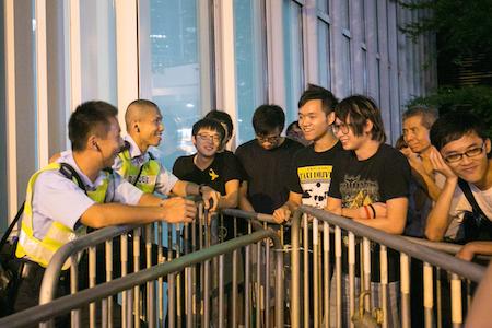 Pro-democracy protesters have a peaceful conversation with Hong Kong police officers in the Central District on Oct. 5, 2014. (Benjamin Chasteen/Epoch Times)