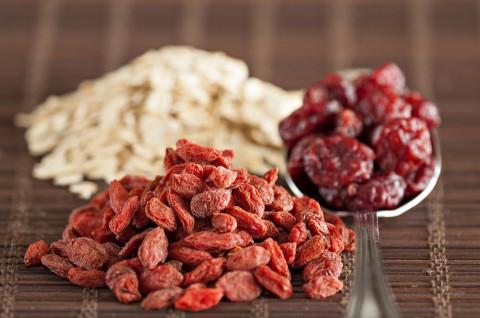 Oats, goji berries and cranberries. (Shutterstock*)