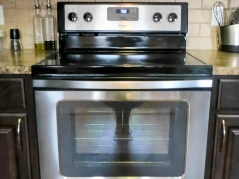 (Hometalker Angela <a href="http://www.kiwiservices.com/angela-says/how-to-clean-a-glass-cooktop/" target="_blank">@Kiwi Services</a>)