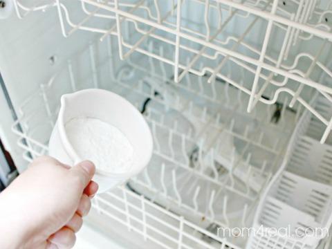(Hometalker Jessica <a href="http://www.mom4real.com/clean-your-dishwasher-remove-hard-water-deposits/" target="_blank">@Mom 4 Real</a>)