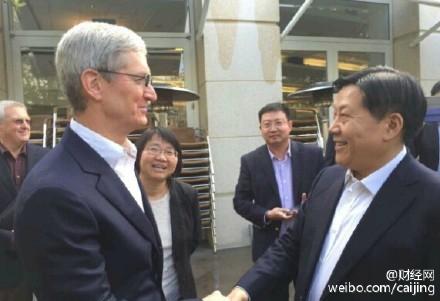 Apple CEO Tim Cook and Lu Wei, director of China's Internet Information Office, shaking hands in a meeting in December last year (Weibo.com/Caijing)