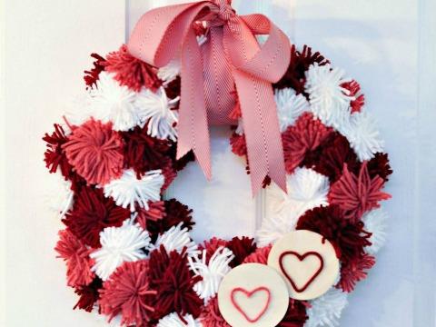 Project via Hometalker Tara<a href="http://www.craftsunleashed.com/seasonal/winter/valentines-day/valentines-yarn-wreath/" target="_blank"> @Crafts Unleashed</a>