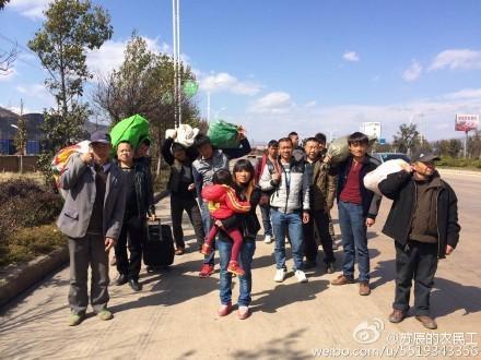A screenshot from Chinese microblog Weibo on Feb. 14, shows a group of migrant workers walking with luggage in Dali Prefecture, Yunnan Province. Dozens of migrant workers at a construction site in Dali, unpaid for months, decided to walk hundreds of miles home for Chinese New Year because they couldn't afford train tickets. (Screenshot via Weibo)