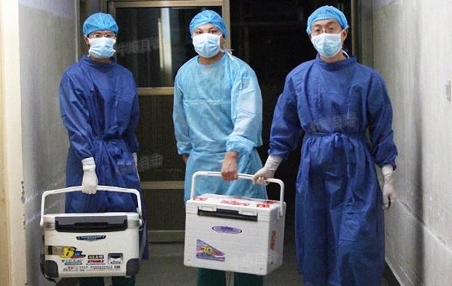Doctors carry fresh organs for transplant at a hospital in Henan Province, China, on Aug. 16, 2012. (Screenshot via Sohu.com)