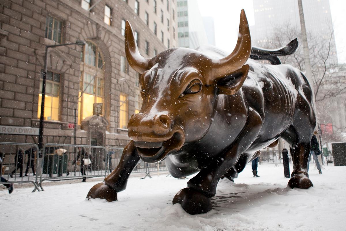  The sculpture "Charging Bull" at Broadway and Morris near the southern tip of Manhattan in January 2014. (Samira Bouaou/Epoch Times)