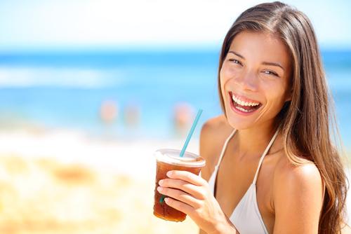 Every type of tea has its benefits (<a href="http://www.shutterstock.com/pic-189971237/stock-photo-beach-woman-drinking-cold-drink-beverage-having-fun-at-beach-party-female-babe-in-bikini-enjoying.html?src=Xl0cWg54MDdpTWlmx8BEEQ-1-0" target="_blank" rel="noopener">Shutterstock</a>)