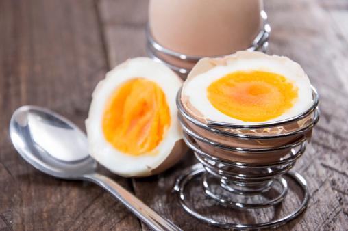 Studies show that replacing a grain-based breakfast with eggs can help you eat fewer calories for the next 36 hours (HandmadePictures/iStock?Thinkstock)