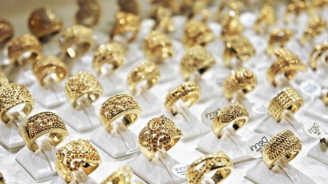 Luxury gold ring designs (epSos .de/CC BY 2.0)