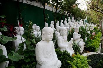 <a href="https://www.theepochtimes.com/assets/uploads/2015/07/1000Buddhas_medium.jpg"><img src="https://www.theepochtimes.com/assets/uploads/2015/07/1000Buddhas_medium.jpg" alt="BUDDHA AND NATURE: This garden hosts 1,000 white Buddha statues at Fo Guang Shan monastery. (Rich Carlson)" title="BUDDHA AND NATURE: This garden hosts 1,000 white Buddha statues at Fo Guang Shan monastery. (Rich Carlson)" width="320" class="size-medium wp-image-71558"/></a>