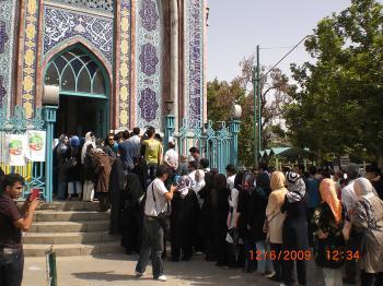 <a href="https://www.theepochtimes.com/assets/uploads/2015/07/1onevoto_medium.jpg"><img src="https://www.theepochtimes.com/assets/uploads/2015/07/1onevoto_medium.jpg" alt="Iranian citizens wait in line to vote. (Mazdak Kermani/The Epoch Times)" title="Iranian citizens wait in line to vote. (Mazdak Kermani/The Epoch Times)" width="320" class="size-medium wp-image-87319"/></a>