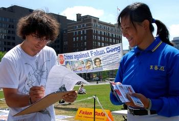 Collecting signatures on a petition that asks the United Nations, International Olympics Committee, and other world bodies to urge China to stop the persecution of Falun Gong. (Samira Bouaou/The Epoch Times)