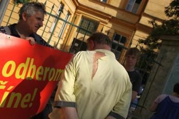 <a href="https://www.theepochtimes.com/assets/uploads/2015/07/20090620-Slovakia-protest3_medium.jpg"><img src="https://www.theepochtimes.com/assets/uploads/2015/07/20090620-Slovakia-protest3_medium.jpg" alt="Deputy rector of Comenius University, Peter Osusky, in a torn shirt, after being beaten by the Chinese pro-communist demonstrators. (Kamil Rakyta/The Epoch Times)" title="Deputy rector of Comenius University, Peter Osusky, in a torn shirt, after being beaten by the Chinese pro-communist demonstrators. (Kamil Rakyta/The Epoch Times)" width="320" class="size-medium wp-image-87717"/></a>