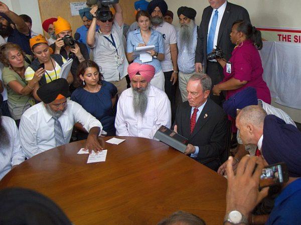<a href="https://www.theepochtimes.com/assets/uploads/2015/07/20120806_Sikh+Temple++Inside_Chasteen_IMG_4059.jpg"><img class="size-large wp-image-275922" title="New York Mayor Michael Bloomberg and Police Commissioner Raymond Kelly meet with Sikh members" src="https://www.theepochtimes.com/assets/uploads/2015/07/20120806_Sikh+Temple++Inside_Chasteen_IMG_4059-600x450.jpg" alt="New York Mayor Michael Bloomberg and Police Commissioner Raymond Kelly meet with Sikh members" width="590" height="442"/></a>