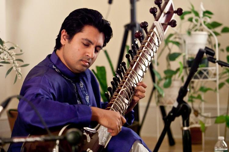 Indrajit Roy-Chowdhury playing the sitar at Chandayan's Ragas for Truth, Compassion, and Tolerance, Sept. 28 in New York. (Amal Chen/The Epoch Times)