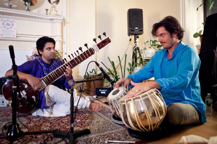 Indrajit Roy-Chowdhury playing the sitar (L) and Ehren Hanson on tabla (R) at Chandayan's Ragas for Truth, Compassion, and Tolerance, Sept. 28 in New York. (Amal Chen/The Epoch Times)
