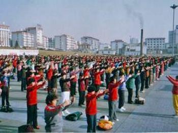 Falun Gong Practitioners in Huancui District of Weihai City Perform Exercises at a Plaza in front of Weihai City Hall in the mid 1990's. (Courtesy of Minghui.net)