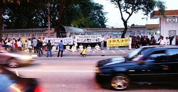 <a href="https://www.theepochtimes.com/assets/uploads/2015/07/7_medium.jpg"><img src="https://www.theepochtimes.com/assets/uploads/2015/07/7_medium.jpg" alt="Passing drivers witness Falun Gong's Candlelight vigil.  (Gao Fei/The Epoch Times)" title="Passing drivers witness Falun Gong's Candlelight vigil.  (Gao Fei/The Epoch Times)" width="320" class="size-medium wp-image-137760"/></a>