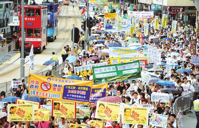 <a href="https://www.theepochtimes.com/assets/uploads/2015/07/A2_118010676-2.jpg" rel="attachment wp-att-155551"><img class="size-large wp-image-155551" title="Protestors hit Hong Kong's streets" src="https://www.theepochtimes.com/assets/uploads/2015/07/A2_118010676-2.jpg" alt="" width="590" height="380"/></a>