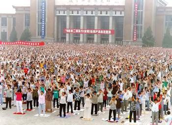 Over 10,000 Falun Gong practitioner gather for a group practice in Shengyang City, May 1998. (Courtesy of Minghui.net)