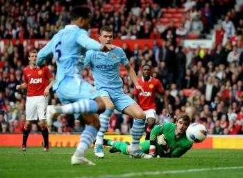 <a href="https://www.theepochtimes.com/assets/uploads/2015/07/Dzeko130015383_medium.jpg"><img src="https://www.theepochtimes.com/assets/uploads/2015/07/Dzeko130015383_medium.jpg" alt="Manchester City's Edin Dzeko (center) scored his team's fourth goal as Manchester United goalkeeper David De Gea looks on helplessly. (Laurence Griffiths/Getty Images)" title="Manchester City's Edin Dzeko (center) scored his team's fourth goal as Manchester United goalkeeper David De Gea looks on helplessly. (Laurence Griffiths/Getty Images)" width="320" class="size-medium wp-image-134335"/></a>