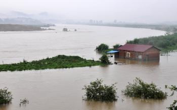 <a href="https://www.theepochtimes.com/assets/uploads/2015/07/FloodInJiuJiang_medium.jpg"><img src="https://www.theepochtimes.com/assets/uploads/2015/07/FloodInJiuJiang_medium.jpg" alt="A house is submerged in floodwater after continuous torrential rains in the townships of Jiujiang and Jinde, in China's Eastern Jiangxi Province.  (Epoch Times Archive)" title="A house is submerged in floodwater after continuous torrential rains in the townships of Jiujiang and Jinde, in China's Eastern Jiangxi Province.  (Epoch Times Archive)" width="320" class="size-medium wp-image-109628"/></a>