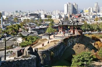 <a href="https://www.theepochtimes.com/assets/uploads/2015/07/Fortress+of+Hwaseong_medium.jpg"><img src="https://www.theepochtimes.com/assets/uploads/2015/07/Fortress+of+Hwaseong_medium.jpg" alt="Fortress of Hwaseong, the city center of Suwon, has been designated a World Heritage site. (The Epoch Times)" title="Fortress of Hwaseong, the city center of Suwon, has been designated a World Heritage site. (The Epoch Times)" width="320" class="size-medium wp-image-100106"/></a>