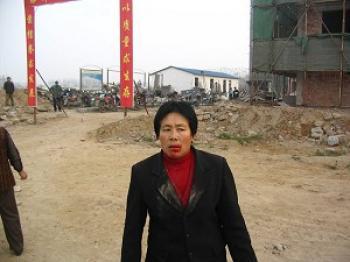 <a href="https://www.theepochtimes.com/assets/uploads/2015/07/Gaozhuang_1Villager811060024151002--ss_medium.jpg"><img src="https://www.theepochtimes.com/assets/uploads/2015/07/Gaozhuang_1Villager811060024151002--ss_medium.jpg" alt="Beaten Gaozhuang villager. (Local villager)" title="Beaten Gaozhuang villager. (Local villager)" width="320" class="size-medium wp-image-76160"/></a>