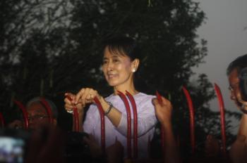 <a href="https://www.theepochtimes.com/assets/uploads/2015/07/IMG_1134_Myanmar_2_medium.jpg"><img class="size-medium wp-image-121076" title="Aung San Suu Kyi gives public speech to her supporters outside her home immediately after being released from house arrest on Nov. 13, 2010. (Courtesy of Burma Campaign UK)" src="https://www.theepochtimes.com/assets/uploads/2015/07/IMG_1134_Myanmar_2_medium.jpg" alt="Aung San Suu Kyi gives public speech to her supporters outside her home immediately after being released from house arrest on Nov. 13, 2010. (Courtesy of Burma Campaign UK)" width="320"/></a>