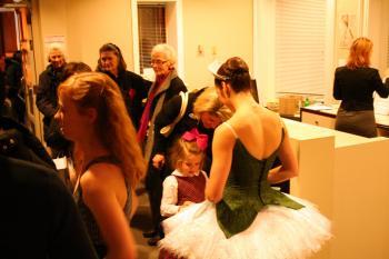 <a href="https://www.theepochtimes.com/assets/uploads/2015/07/JB6rgenAutograph2_medium.jpg"><img src="https://www.theepochtimes.com/assets/uploads/2015/07/JB6rgenAutograph2_medium.jpg" alt="A little girl excited to receive an autograph from a Ballet Jorgen Canada dancer dressed in a Trillium flower costume.  (The Epoch Times)" title="A little girl excited to receive an autograph from a Ballet Jorgen Canada dancer dressed in a Trillium flower costume.  (The Epoch Times)" width="320" class="size-medium wp-image-117285"/></a>