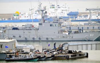 <a href="https://www.theepochtimes.com/assets/uploads/2015/07/KOREA_medium.jpg"><img src="https://www.theepochtimes.com/assets/uploads/2015/07/KOREA_medium.jpg" alt="South Korean Navy vessels anchor at a naval base in Incheon on Jan. 27.  (Park Ji-Hwan/AFP/Getty Images)" title="South Korean Navy vessels anchor at a naval base in Incheon on Jan. 27.  (Park Ji-Hwan/AFP/Getty Images)" width="300" class="size-medium wp-image-65185"/></a>