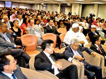 <a href="https://www.theepochtimes.com/assets/uploads/2015/07/MALAYSIA1_medium.jpg"><img class="size-medium wp-image-95401" title="MyConstitution's campaign launch drew an engaged crowd as Malaysian politicians and lawyers rolled out the initiative to promote awareness of the law of the land. (Ma Shuxian/The Epoch Times)" src="https://www.theepochtimes.com/assets/uploads/2015/07/MALAYSIA1_medium.jpg" alt="MyConstitution's campaign launch drew an engaged crowd as Malaysian politicians and lawyers rolled out the initiative to promote awareness of the law of the land. (Ma Shuxian/The Epoch Times)" width="320"/></a>