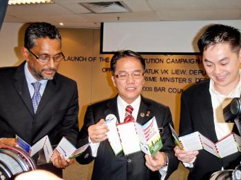 <a href="https://www.theepochtimes.com/assets/uploads/2015/07/MALAYSIA2_medium.jpg"><img class="size-medium wp-image-95402" title="MyConstitution's campaign launch drew an engaged crowd as Malaysian politicians and lawyers rolled out the initiative to promote awareness of the law of the land. (Ma Shuxian/The Epoch Times)" src="https://www.theepochtimes.com/assets/uploads/2015/07/MALAYSIA2_medium.jpg" alt="MyConstitution's campaign launch drew an engaged crowd as Malaysian politicians and lawyers rolled out the initiative to promote awareness of the law of the land. (Ma Shuxian/The Epoch Times)" width="320"/></a>