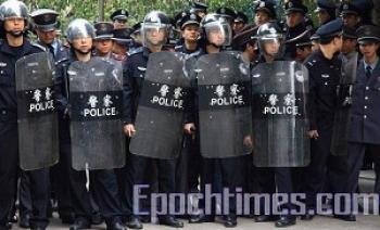 <a href="https://www.theepochtimes.com/assets/uploads/2015/07/Policeareready.jp_medium.jpg"><img src="https://www.theepochtimes.com/assets/uploads/2015/07/Policeareready.jp_medium.jpg" alt="As construction of the Royal Ascot Transformer Station in Tianhe District, Guangzhou City restarted, around 1,000 police officers were on hand to guard the site and handle any protesters (Photo provided by a Royal Ascot Garden property owner)" title="As construction of the Royal Ascot Transformer Station in Tianhe District, Guangzhou City restarted, around 1,000 police officers were on hand to guard the site and handle any protesters (Photo provided by a Royal Ascot Garden property owner)" width="320" class="size-medium wp-image-78767"/></a>