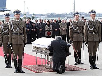 <a href="https://www.theepochtimes.com/assets/uploads/2015/07/Pray98405168_medium.jpg"><img src="https://www.theepochtimes.com/assets/uploads/2015/07/Pray98405168_medium.jpg" alt="Jaroslaw Kaczynski, the twin brother of Polish President Lech Kaczynski prays by the coffin of his brother at Warsaw's airport on April 11, 2010. (Joe Klamar/AFP/Getty Images)" title="Jaroslaw Kaczynski, the twin brother of Polish President Lech Kaczynski prays by the coffin of his brother at Warsaw's airport on April 11, 2010. (Joe Klamar/AFP/Getty Images)" width="320" class="size-medium wp-image-103364"/></a>