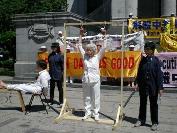 <a href="https://www.theepochtimes.com/assets/uploads/2015/07/ResizeVancouver_rally_154_medium.jpg"><img class="size-medium wp-image-89552" title="A re-enactment of torture methods used against Falun Gong practitioners in China. (Joan Delaney/The Epoch Times)" src="https://www.theepochtimes.com/assets/uploads/2015/07/ResizeVancouver_rally_154_medium.jpg" alt="A re-enactment of torture methods used against Falun Gong practitioners in China. (Joan Delaney/The Epoch Times)" width="320"/></a>